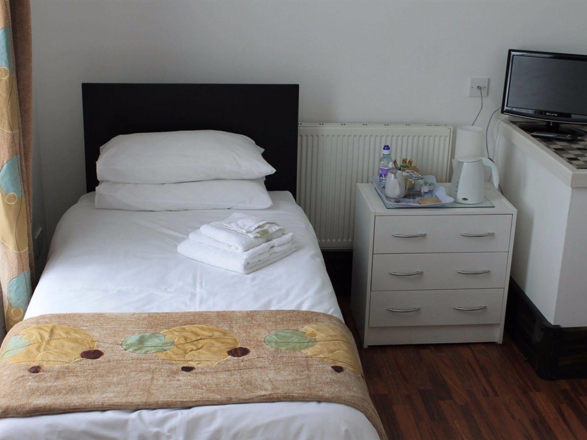บรีซ เกสท์เฮาส์ Bed & Breakfast บูเทิล ภายนอก รูปภาพ