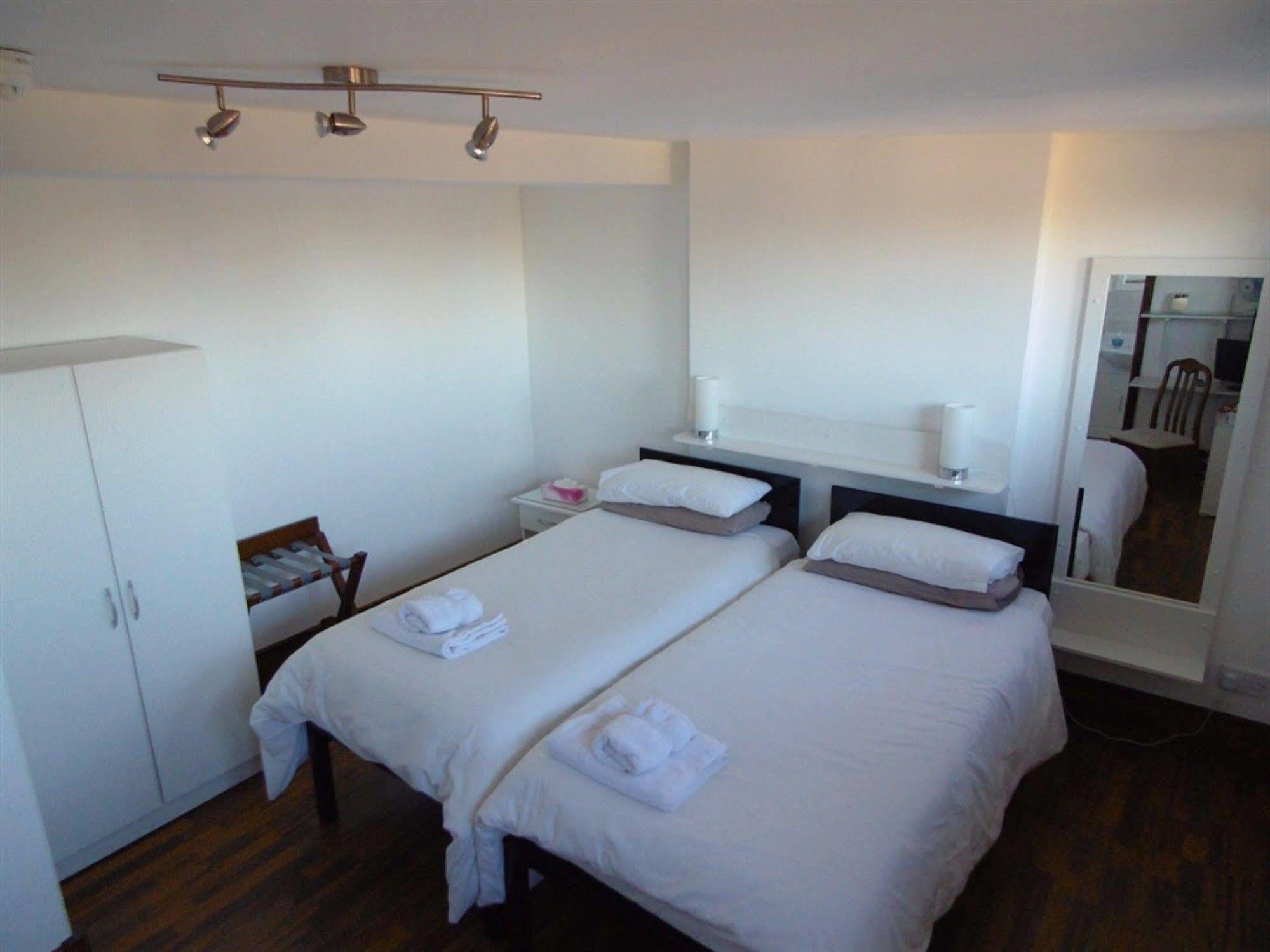 บรีซ เกสท์เฮาส์ Bed & Breakfast บูเทิล ภายนอก รูปภาพ