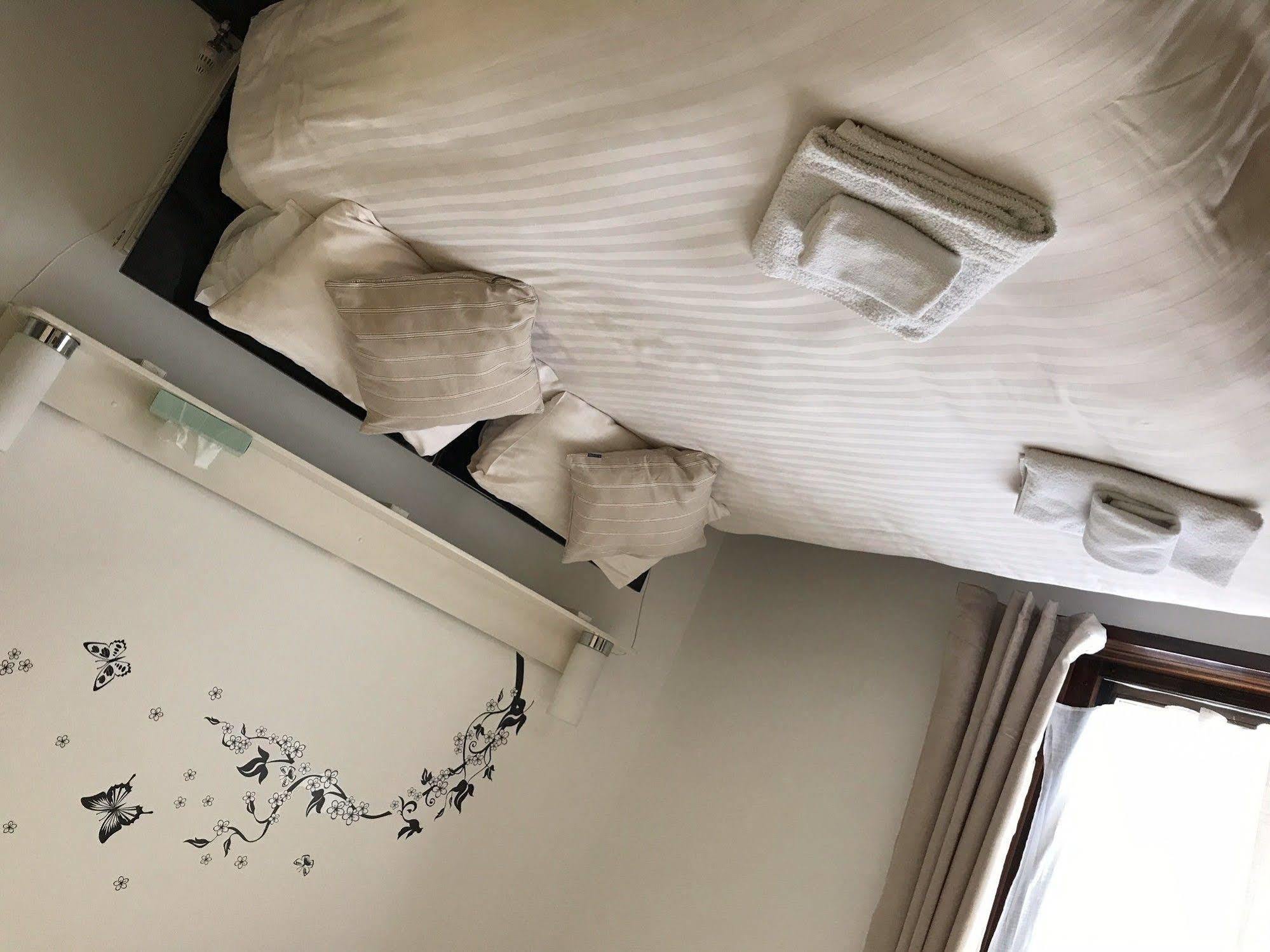 บรีซ เกสท์เฮาส์ Bed & Breakfast บูเทิล ภายนอก รูปภาพ