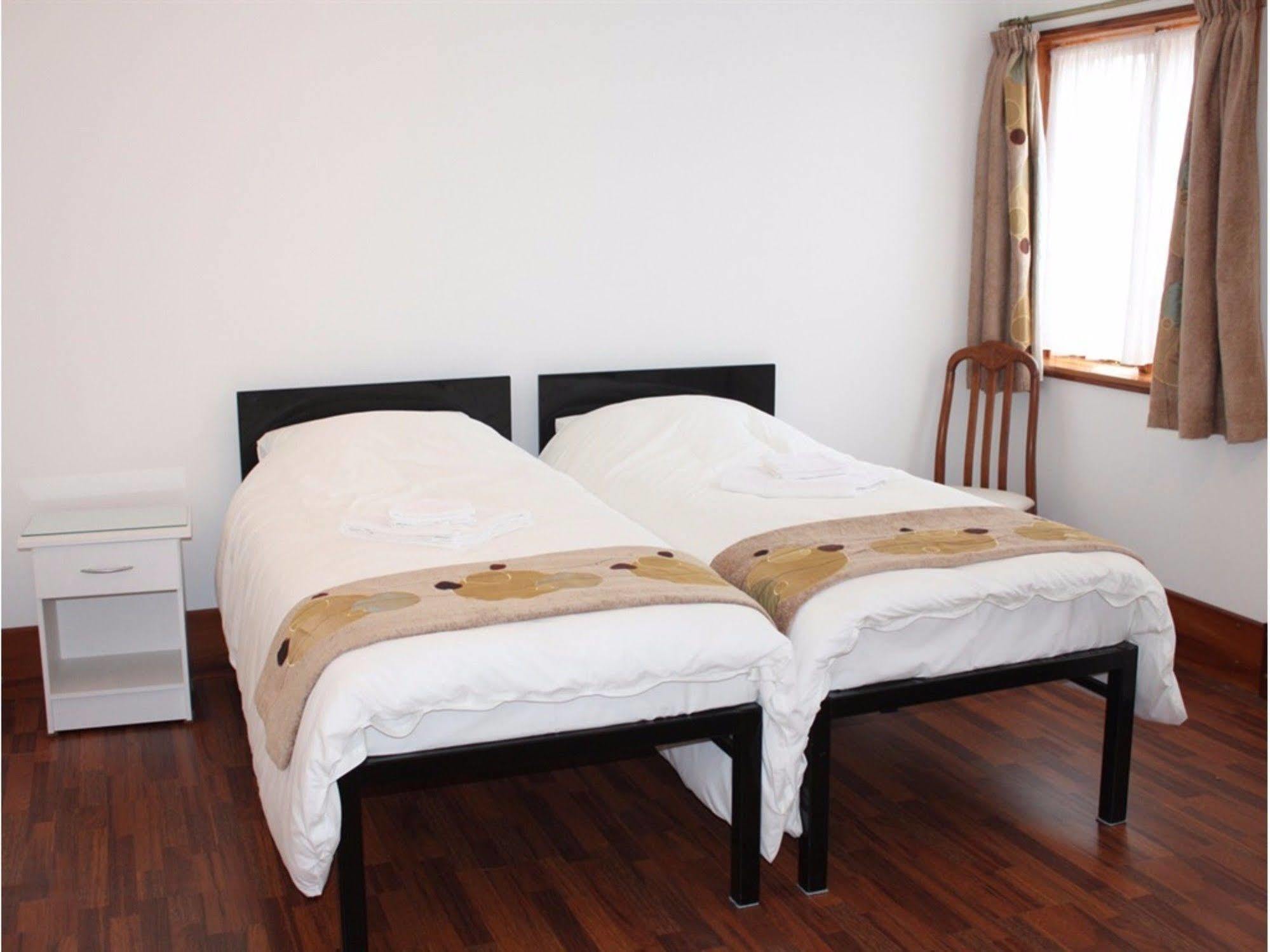 บรีซ เกสท์เฮาส์ Bed & Breakfast บูเทิล ภายนอก รูปภาพ