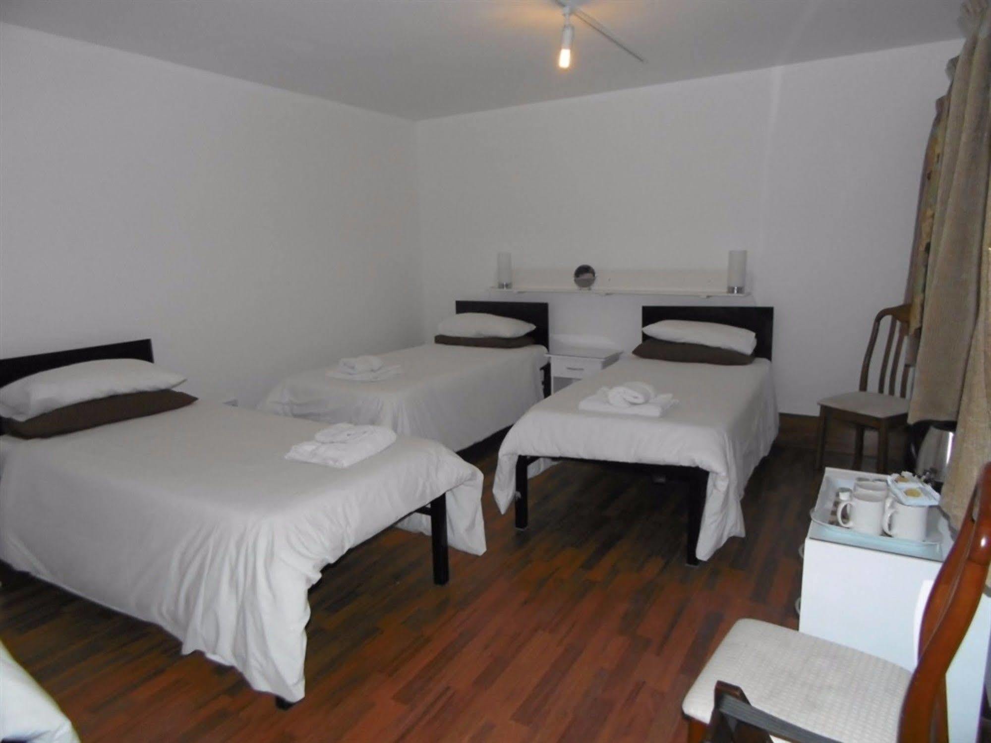 บรีซ เกสท์เฮาส์ Bed & Breakfast บูเทิล ภายนอก รูปภาพ